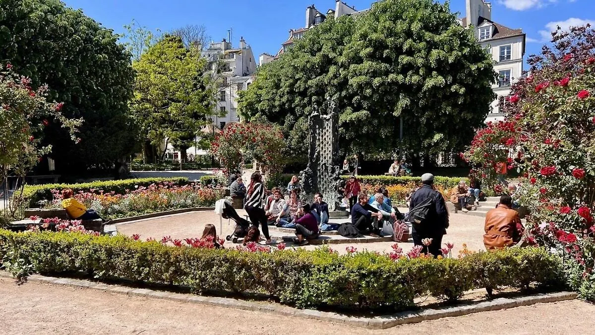 Serenity, Meditation At Notre Dame 아파트